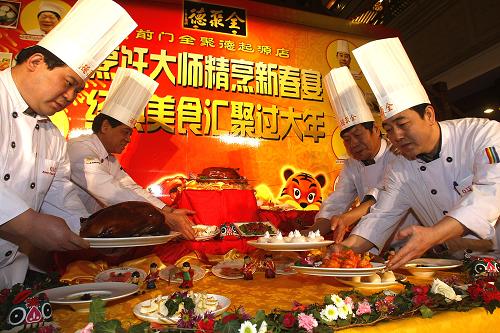 2月6日,几位烹饪名师在前门全聚德店内比赛厨艺。当日是农历腊月二十三,俗称“小年”。北京前门全聚德的10余位中国烹饪名师大厨齐上阵,为宾客精心烹制了“瑞虎送福”、“金虎贺岁”和“吉虎迎春”三款新春宴席,拉开“烹饪大师精烹新春宴”活动的序幕。据介绍,春节期间,前门全聚德店将为各界宾客开设“百姓厨房”和“老字号民俗小庙会”,开展传统文化新春互动活动。新华社记者 张旭 摄