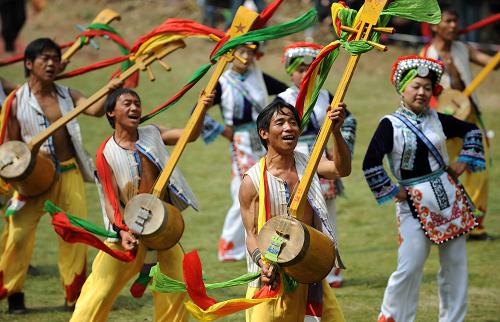    彝族群众在云南省弥勒县西一镇红万村表演"阿细跳月"(3