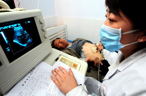 医生在准格尔旗纳林乡卫生院为农民刘富义进行b超检查(5