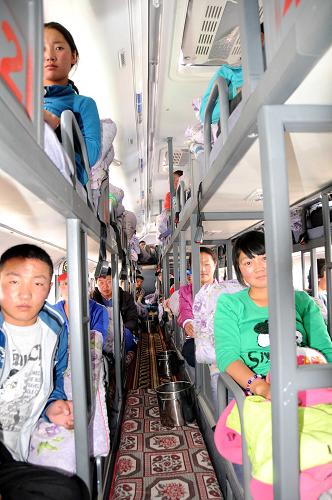 6月26日,首批478名学生乘坐大巴启程前往西宁市,他们将于次日转乘火车前往四川。当日,玉树藏族自治州民族中学478名学生率先踏上前往省外就读的旅程。据悉,首批1600多名玉树灾区学生将陆续启程赴四川省都江堰市转移就学。根据国家统一部署,玉树灾区将有5074名学生前往四川、山东、山西、辽宁、天津5省市的6所学校就读。另有3500名学生在省内安置就读。对玉树灾区前往省外就读的学生每人每月给予600元的生活补助,并提供免费教材、住宿,学生假期回乡或返校的一切交通费用都由政府承担。新华社记者 陈国洲 摄