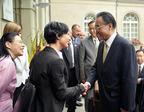 当地时间7月17日,正在瑞士进行正式友好访问的中国全国人大常委会委员长吴邦国在伯尔尼宫与瑞士联邦议会国民院议长布鲁德雷尔和联邦院议长福斯特—万尼尼举行会谈。新华社记者 于洋 摄
