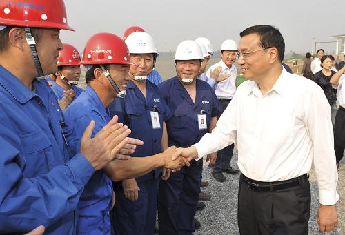 10月9日,中共中央政治局常委、国务院副总理、国务院南水北调工程建设委员会主任李克强在南水北调中线工程渠首所在地河南省南阳市,主持召开南水北调工程建设工作座谈会并讲话。这是10月8日,李克强在南阳南水北调中线工程渠首现场察看工程建设情况,看望施工建设人员。新华社记者 黄敬文 摄