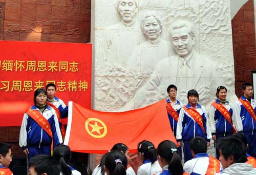 3月5日,南京梅园中学周恩来班的学生在梅园新村纪念馆举行“缅怀周恩来,为中华之崛起而读书”活动。当日是周恩来同志诞辰110周年,南京各界干部群众及中小学生来到周恩来同志曾经生活战斗过的梅园新村参观,并在梅园新村纪念馆举行各种活动,表达对周恩来同志的深切缅怀。 新华社记者 孙参 摄