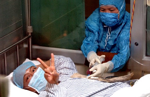 10月10日凌晨,蔡柳在海口市人民医院血液科的手术室里接受骨髓移植.