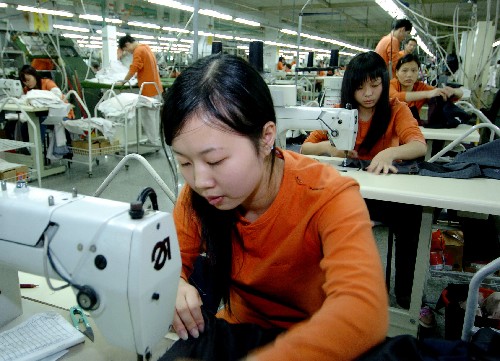 中国名牌产品企业、中国驰名商标企业――福建柒牌集团有限公司工人在生产服装(11月29日摄)。近年来,福建晋江市全面实施“质量立市、品牌立市”战略,积极引导企业贯标认证、争创名牌,对技术创新及名牌培育成效显著的企业进行扶持和重奖,有效地推进了自主技术、自有品牌的创新和发展。目前,晋江市拥有中国驰名商标79个,中国名牌产品24项,品牌数量在全国县(市)级单位中遥遥领先 。实现了从“村村点火、处处冒烟”的“草根经济”向规模经营、自主创新、品牌塑造转变。新华社记者张国俊摄