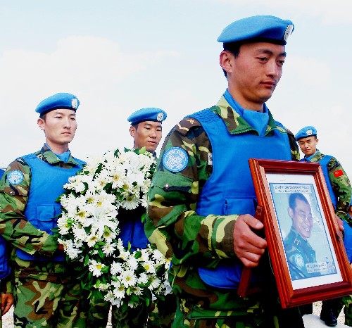 4月4日,在黎巴嫩南部边境小镇希亚姆,参加联合国维和行动的中国第三批赴黎维和部队官兵举行“缅怀烈士,维护和平”的清明祭奠仪式,纪念在黎以冲突中牺牲的杜照宇等4名联合国军事观察员。2006年7月25日,以色列空军对黎巴嫩的希亚姆镇实施空袭,正在执行维和任务的杜照宇和其他3名联合国军事观察员不幸遇难。 新华社发(唐后云摄)