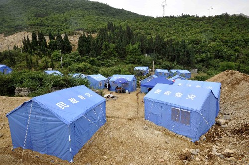 北川县通口镇转移群众的帐篷搭建在安全的高地上(5月30日摄)。5月30日,唐家山堰塞湖避险疏散预案三分之一溃坝方案全部启动。四川北川县通口镇是离唐家山堰塞湖最近的一个镇,全镇708户1853人已经全部转移到安全位置。 新华社记者朱峥摄