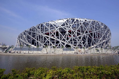 奥运场馆之三“焊绣”精品“鸟巢” 作为北京奥运会的主体育场,“鸟巢”将承担奥运会开、闭幕式、田径比赛及足球比赛决赛。“鸟巢”还有一个形象的称谓:“焊绣”精品。与传统的横竖直线条钢结构工程不同,5万吨各种不规则的钢梁和构件通过相互焊接、支撑,组成了网格状马鞍形的“鸟巢”外观。工人们以极其严格的标准“编织”出的这一“焊绣”精品,被美国《时代》周刊评为2007年世界十大建筑奇迹之一,“鸟巢”也必将成为北京一座具有地标性的体育建筑和奥运遗产。 这是“鸟巢”外景(5月16日摄)。 新华社记者王颂摄