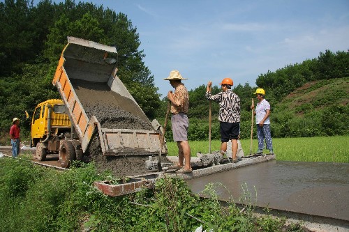 安徽休宁基本实现村村通公路 7月23日,筑路工人在紧张浇注通往休宁县万安镇福寺村的水泥路。这是该县最后几条正在建设中的通村公路之一。地处皖南山区的安徽休宁县2006年启动“村村通公路”工程,新建通村公路110多条,里程达347公里。到目前为止,全县90%的村已经通公路。 新华社发(倪受兵 摄)