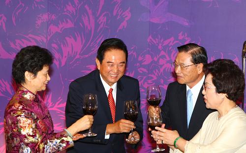 11月3日晚,海基会在台北101大楼举行宴会,欢迎陈云林会长率领的海协会协商代表团。这是陈云林夫妇和江丙坤夫妇共同举杯。新华社记者邢广利摄