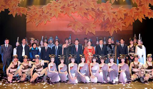 11月14日晚,由上海城市舞蹈有限公司排演的舞剧《霸王别姬》在北京天桥剧场演出,将纪念改革开放30周年全国文化体制改革试点院团优秀剧(节)目汇报演出推向高潮。中共中央政治局常委李长春与首都各界观众一同观看演出。这是演出结束后,李长春等走上舞台与演职员合影。新华社记者 马占成摄