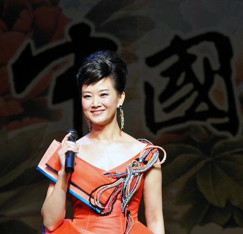 1月31日,中国歌唱家宋祖英在美国纽约林肯中心玫瑰剧院演出。当日,由中国国务院侨办主任李海峰率队的“文化中国·四海同春”艺术团在这里为纽约的华人献上两场文艺表演,庆祝牛年春节的到来。 新华社记者王建刚摄
