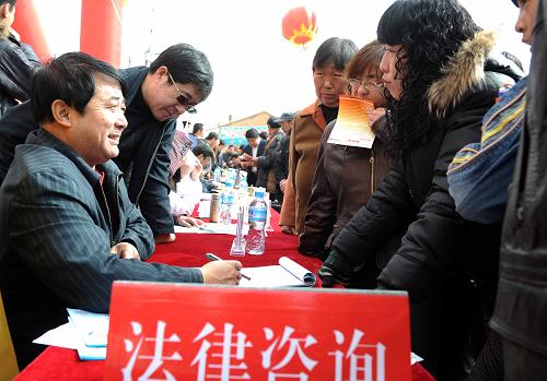 3月15日,呼和浩特市消费维权下乡服务队工作人员在毫沁营镇讨思浩村为农民提供法律咨询。当日,内蒙古自治区各地工商、消协等单位联合举办形式多样的“3·15”国际消费者权益日宣传咨询服务活动。呼和浩特市联合消费者协会、农牧、卫生、司法等八家协作单位组成消费维权下乡服务队,分批深入辖区边远乡村,把维权服务送到基层农牧民的家门口。新华社记者张领摄