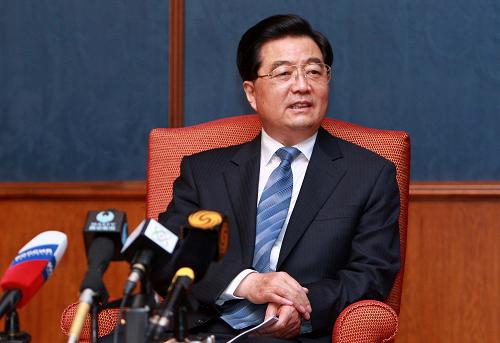 6月18日,中国国家主席胡锦涛在莫斯科接受媒体联合采访。 新华社记者 庞兴雷摄