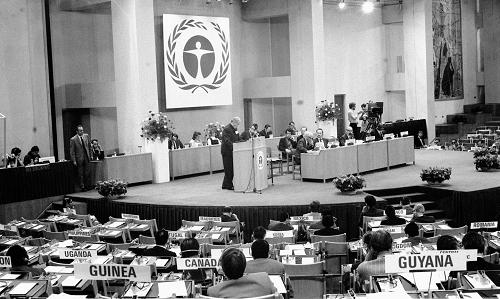 1972年6月5日至16日,联合国人类环境会议第一届会议在瑞典首都斯德哥尔摩举行。这是6月10日,中国代表团团长、燃料化学工业部副部长唐克在联合国人类环境会议全体会议上发言。 新华社 发(资料照片)