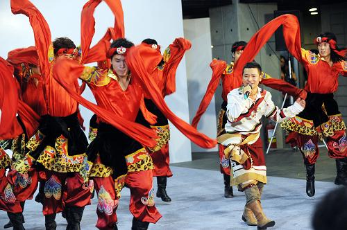 9月23日,来自大陆西南民族大学的学生表演青春踢踏歌舞。 大陆少数民族大学生文化交流团一行120多人于9月21日抵达台北,并于23日在台北的实践大学进行参观交流。大陆少数民族大学生文化交流团的歌舞演出阵容主要由中央民族大学和西南民族大学的近90名大学生组成,他们将在台北举行两场“民族风两岸情 灾后重建关怀演出”。 新华社发(吴景腾 摄)