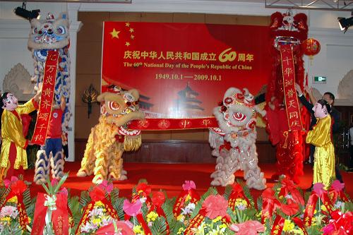 9月25日,中国驻柬埔寨大使馆举行专场招待会,与当地华侨华人、中资机构、留学生代表及港澳台同胞等近700人欢聚一堂,隆重庆祝中华人民共和国成立60周年。这是柬埔寨华社舞狮团在招待会上表演舞狮。 新华社记者雷柏松摄
