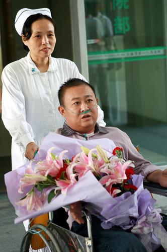 10月3日,上海首例甲型H1N1流感重症病例患者刘毅从上海市第一人民医院康复出院,返回宁波家中过中秋节。 刘毅今年因呼吸困难于9月3日凌晨被送到上海市第一人民医院南部急诊部抢救,当晚经初步检测为甲型H1N1流感病毒阳性。9月4日经医院和上海市甲型H1N1流感治疗专家组会同卫生部专家三方会诊,确诊为甲型H1N1流感重症病例。 曾经为刘毅治疗献出自己血清的刘英祥也前来为刘毅送行,两个人的手紧紧相牵。在沪从事外贸业的刘英祥从美国回国后,曾经于今年6月被诊断为甲型H1N1流感病例,并顺利痊愈。9月上旬的一天下午,他接到卫生部门的电话,请求为刘毅捐献带有抗体的血清。他说:“这是救命的事情,只要力所能及我都会做。” 新华社记者 任珑 摄