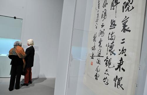10月13日,在比利时首都布鲁塞尔的皇家美术馆,郭沫若的书法作品在《再序兰亭——中国书法大展》开幕式上展出新华社记者武巍摄