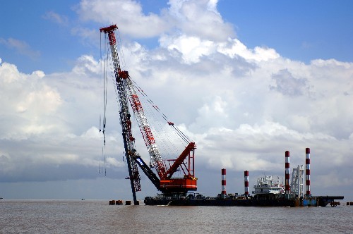 8月24日,打桩船在海上打桩.  新华社记者 徐昱 摄