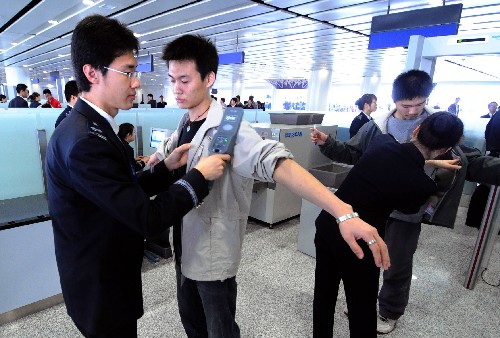 4月12日,新航站楼的安检人员在为“旅客”进行安检。新华社记者 刘海峰 摄