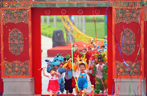 7月27日,2008年北京奥运会奥运村正式开村,随着朱红色的大门徐徐打开,身穿福娃服装的小朋友们涌出奥运村大门。当日,2008年北京奥运会奥运村正式开村,来自200余个国家和地区的16000名运动员和随队官员将陆续入住。 北京奥运村位于奥林匹克公园内,北邻森林公园,南接主场馆区,环境优美,交通便利,与“鸟巢”的直线距离不超过3公里。奥运村分为国际区、居住区和运行区三个区域。国际区包括升旗广场和商业街,居住区共有运动员公寓楼42栋。运行区则设停车场、欢迎中心、媒体中心、访客中心、运动员班车站和物流中心等配套设施。奥运村聘请了有13届奥运会餐饮服务经验的国际餐饮公司承担主餐厅、分餐厅和国际区咖啡厅的餐饮服务工作。在接下来一个月的时间里,这里将成为奥运选手们在北京的安全、舒适、温馨的家园,成为全世界文化交流、融合的小小的“地球村”。新华社记者 梁强 摄