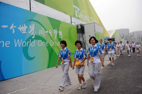 奥运村里的志愿者(7月27日摄)。新华社记者 杨磊 摄