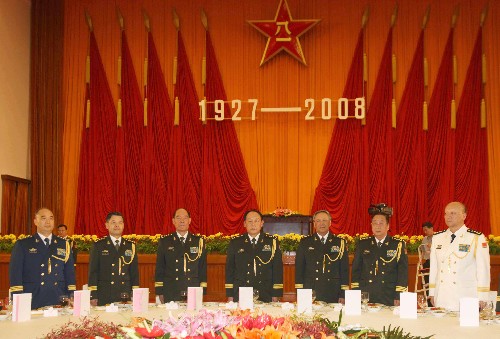 7月31日,中华人民共和国国防部在北京人民大会堂举行盛大招待会,热烈庆祝中国人民解放军建军81周年。中央军委委员、国务委员兼国防部长梁光烈上将致祝酒辞。中央军委委员、总参谋长陈炳德上将,中央军委委员、总政治部主任李继耐上将,中央军委委员、总后勤部部长廖锡龙上将,中央军委委员、第二炮兵司令员靖志远上将,中央军委委员、海军司令员吴胜利上将,中央军委委员、空军司令员许其亮上将出席招待会。新华社记者 王建民 摄