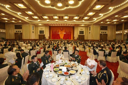 7月31日,中华人民共和国国防部在北京人民大会堂举行盛大招待会,热烈庆祝中国人民解放军建军81周年。新华社记者 王建民 摄