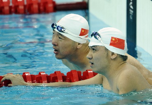 9月13日,中国选手田荣(右)在比赛后与队友裴莽观看成绩。新华社记者 陈凯 摄