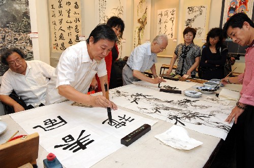 9月12日,“2008琉璃厂中秋笔会”在京城文化名街琉璃厂宏宝堂举行,北京各界书画家现场挥毫泼墨,共庆佳节。新华社记者 张旭 摄