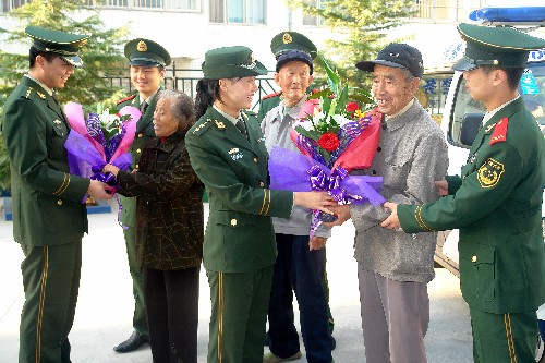 10月7日,山东石岛边防派出所官兵邀请辖区内老人到警营里过节。当日是中国传统的重阳节,山东公安边防总队所属机构开展形式多样的敬老爱老活动。山东公安边防总队近年来积极开展“固边爱民”活动,对辖区内的困难老人实行长期帮扶。新华社记者 朱峥 摄