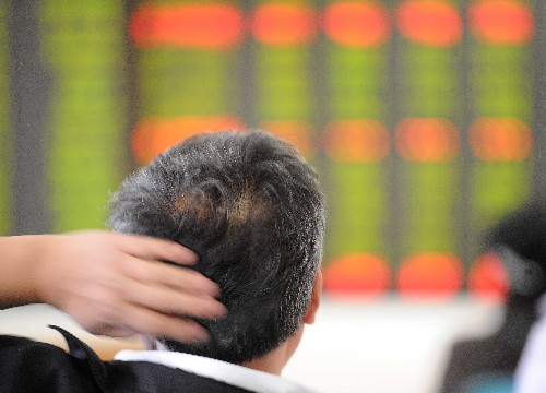 3天累计下跌逾8% 10月8日,一位股民在北京一家证券营业部内关注股市行情。新华社记者 李晓果 摄