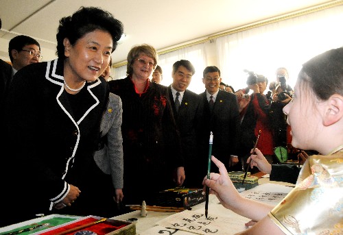 10月27日,中国国务委员刘延东在莫斯科1948中学观看俄罗斯学生练习汉语书法。新华社记者 赵嘉麟 摄