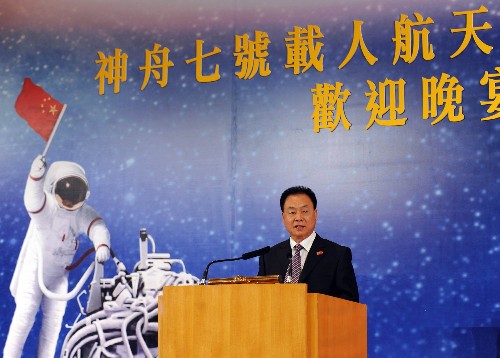12月5日,神舟七号载人航天飞行代表团团长张建启在晚宴上致辞。新华社记者 黄敬文 摄