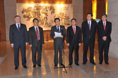 12月11日,中国外交部副部长武大伟(左三)主持六方代表发表六方会谈主席声明。当日,为期4天的六方会谈在北京结束。新华社记者 何俊昌 摄