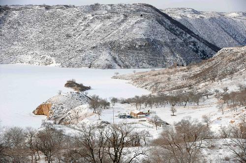 12月21日,内蒙古克什克腾旗境内浑善达克沙地中白雪覆盖的疏林草原,一派北国冬日风光。新华社记者 张领 摄