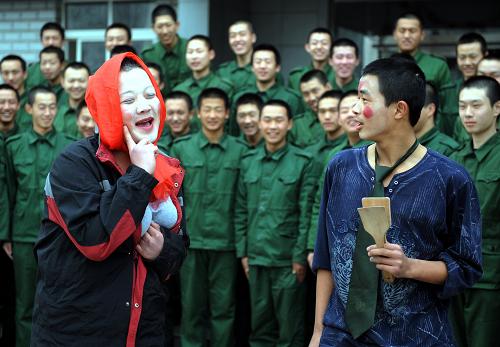 2月8日,河北边防总队新训团的黑龙江籍新兵在为战友们表演家乡的“二人转”。新华社记者 杨世尧 摄