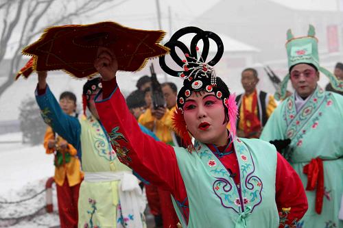 2月8日,和顺县凤台村村民在排练“凤台小戏·西厢记”,准备元宵节演出。新华社记者 汪永基 摄