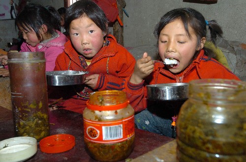 大山里的孩子吃饭图片图片
