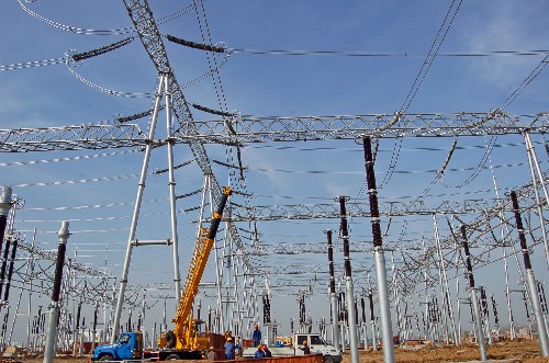 3月20日,工人在“皖电东送”西通道首端500千伏淮南开关站安装电气设备。新华社发(陈彬 摄)