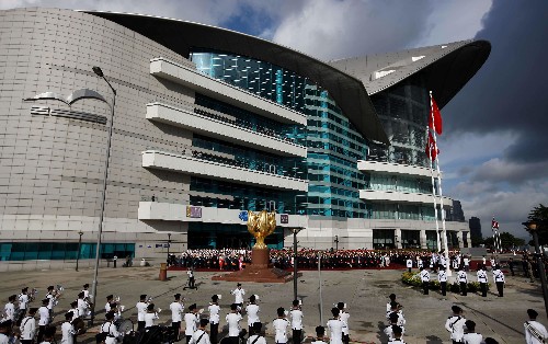 7月1日,五星红旗在香港特别行政区区旗的伴随下升起。当日,为庆祝香港回归祖国11周年,香港特区政府在香港金紫荆广场举行隆重的升旗仪式。 新华社记者 周磊 摄