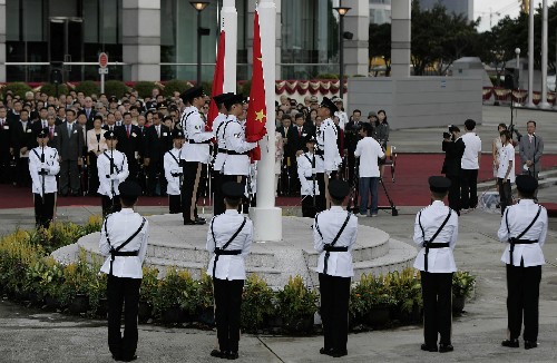 7月1日,为庆祝香港回归祖国11周年,香港特区政府在香港金紫荆广场举行隆重的升旗仪式。 新华社记者 周磊 摄