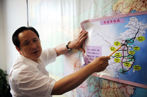 这是铁道部副总工程师、运输局局长张曙光在介绍我国中长期的客运专线“四横四纵图”(7月6日摄)。新华社记者 王晔彪 摄