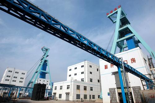 两淮亿吨级大型煤电基地淮北矿区孙疃煤矿高耸的井架(12月10日拍摄)。近日,我国首个大型煤电基地——两淮亿吨级大型煤电基地在安徽建成投产。两淮煤炭基地包括淮南、淮北两个矿区,邻近经济发达、能源消费量大的华东地区。基地内保有煤炭资源储量252亿吨,占华东地区煤炭资源储量的45%,预计今年煤炭生产规模将达到1.2亿吨。新华社发(谢正义 摄)