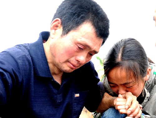 2008年5月17日,南坝镇中学操场,父女二人因失去亲人而痛哭。 在汶川地震中,四川省平武县南坝镇受灾严重,很多群众失去了家园、亲人。 新华社记者 任军川 摄
