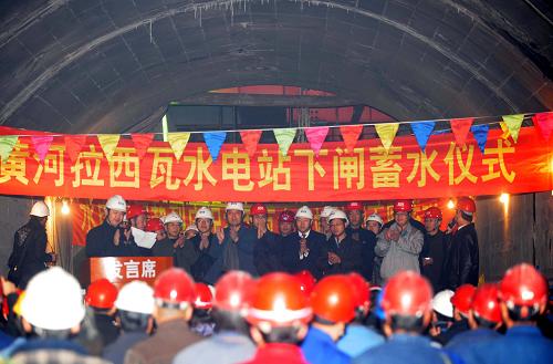3月1日,青海拉西瓦水电站下闸蓄水仪式举行。当日上午,黄河流域装机容量最大、单机容量最大、水头最高的青海拉西瓦水电站成功下闸蓄水,为保证今年上半年两台机组投产发电打下了坚实基础。位于青海省贵德县与贵南县交界黄河干流上的拉西瓦水电站是西部大开发“西电东送”北部通道电源建设的重点工程,电站总装机容量4200兆瓦,装有单机容量700兆瓦的水轮发电机组6台,多年平均发电量102亿千瓦时。拉西瓦水电站计划2011年实现工程竣工。 新华社记者 侯德强 摄