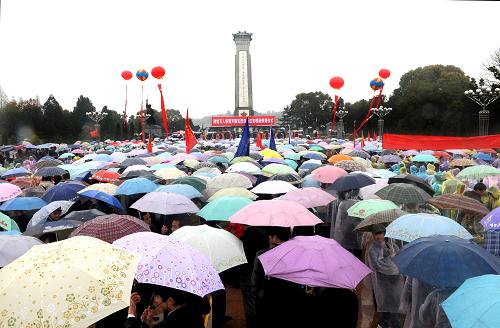 4月4日,在活动主会场红安县黄麻起义和鄂豫皖苏区革命烈士陵园,来自武汉、红安两地5000多名群众缅怀革命先烈。当日,湖北举行万人祭奠开国先烈活动。2万多名群众在红安、麻城、洪湖、大悟、阳新、鹤峰等地革命烈士纪念馆缅怀革命先烈。新华社记者 廖君 摄