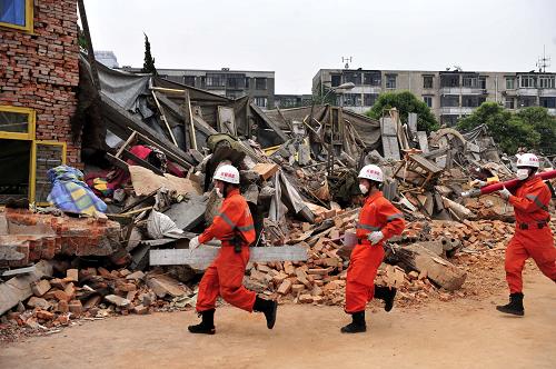 5月11日,消防战士在接到救援任务后第一时间赶到“地震现场”。 新华社记者 郝同前 摄