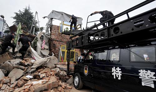 5月11日,特警战士利用先进的车载平台进入被“地震”破坏后的楼房救援。新华社记者 郝同前 摄